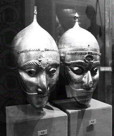 Рис. 6. Шлемы с масками. Иран (?), XVI в. (?). Экспозиция Оружейной палаты
