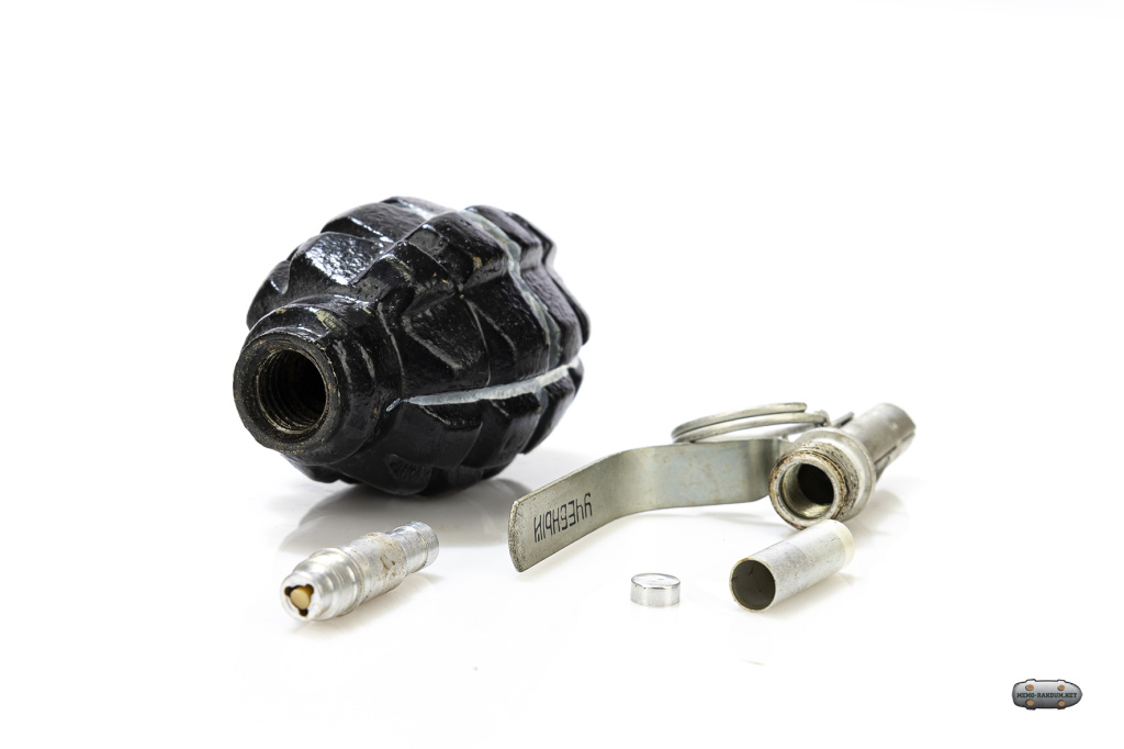 Учебная граната Ф1. Лимонка. запал откручен и разобран