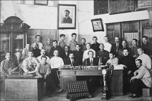 Рис. 4. Инженерно-технические работники текстильного производства Тульского оружейного завода. 1926 г. (ТГМО)