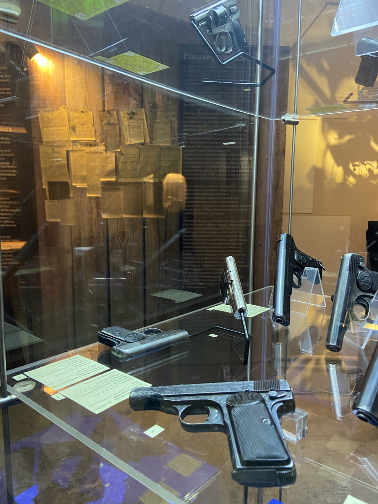 Витрина с пистолетами системы Браунинг на выставке «Оружейный магазин Джона М. Браунинга»