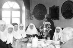 Рис. 4. Сестры милосердия 2-го передового санитарного поезда Красного Креста. Ю.В. Буторова – третья слева. На обороте фотографии надпись: «8 марта 1915 г. Рудники. Комната и стол на кот. сложили оружие парламентеры Перемышля»