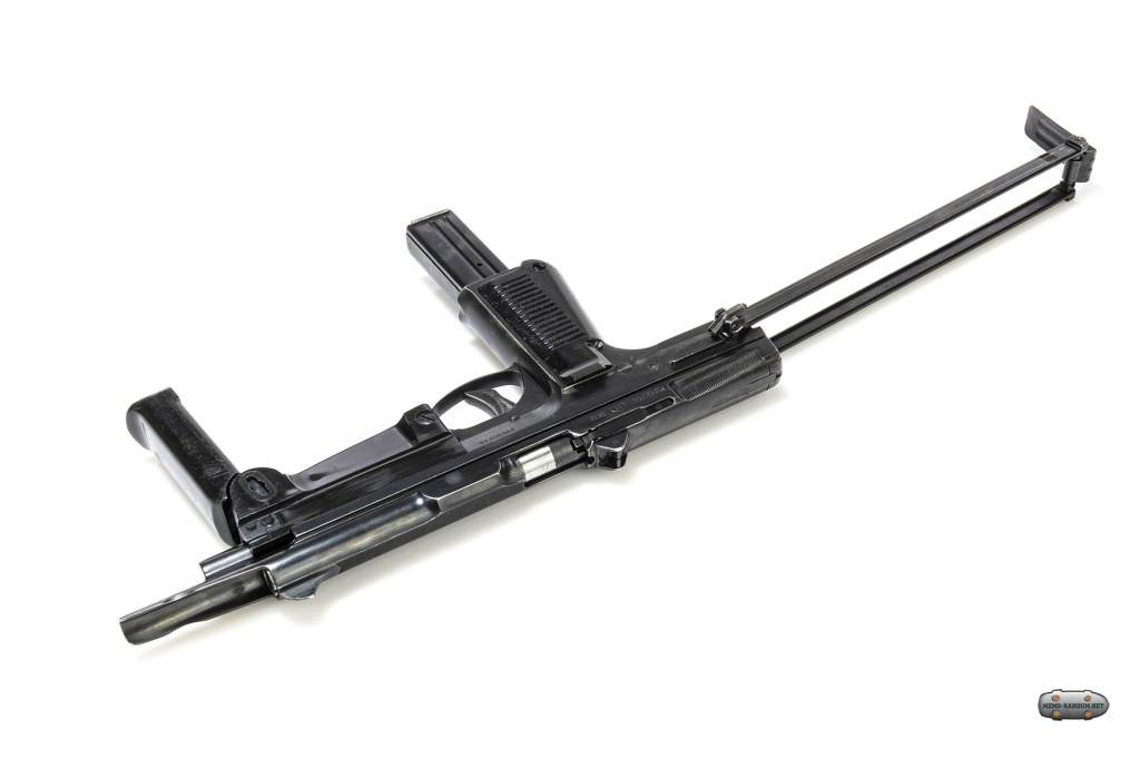 Пистолет-пулемет PM wz.63 RAK (Польша). PM wz.63 RAK submachine gun with open stock and front grip