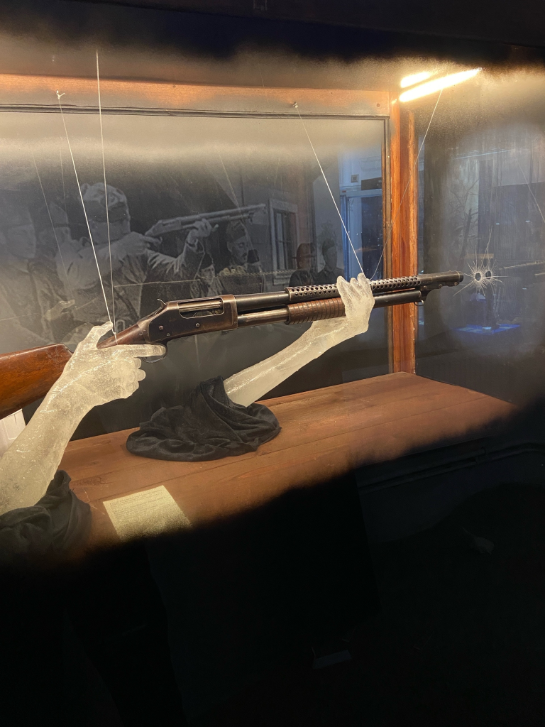 инсталяция с ружьем TranchGun. Выставка «Оружейный магазин Джона М. Браунинга»