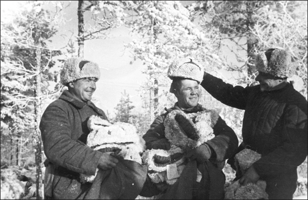 Рис. 2. Выдача теплых шапок бойцам действующей Красной армии.