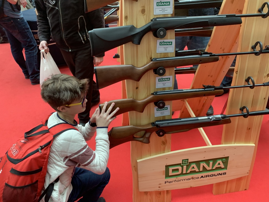 Стенд с пневматическими винтовками DIANA 