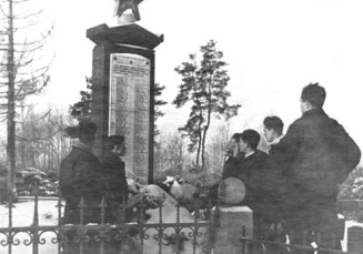 Рис. 6. Лыжники у военного монумента недалеко от Кексгольма (Приозерск). Январь 1941 г.