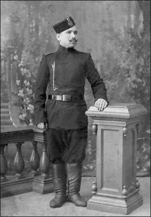 Рис. 1. Унтер-офицер Офицерской стрелковой школы М.В. Крапивен-цев. 1906 г. Фотограф И. Яковлев