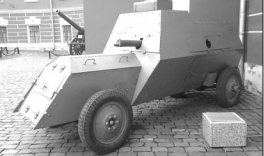 Рис. 4. Точная копия бронеавтомобиля «Руссо-Балт» 1914 г. 1-й автомобильной пулеметной роты Русской императорской армии –возле здания Центрального музея современной истории России. Москва, 2011 г.