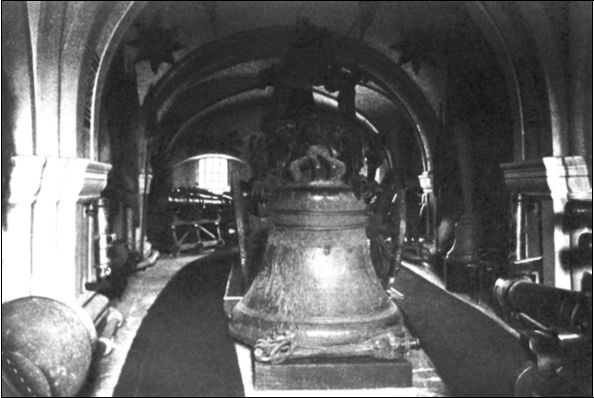 Старинный колокол Петропавловского собора в одном из залов музея. Фото 1912 г.