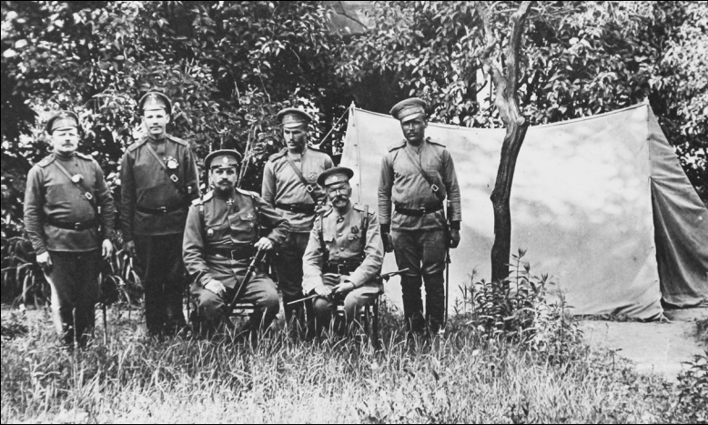 Гвардии полковник В.К. Шенк, профессор Н.С. Самокиш и нижние чины в саду при Императорской Главной Квартире. 1915 г. Россия. Ломжа (фотография аннотирована хранителем фонда старшим научным сотрудником ВИМАИВиВС Н.И. Белогубцевой) 