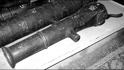 Рис. 2. Ствол бронзовой гладкоствольной казнозарядной бухарской пушки (инв. № 010/132), сделанной в арсенале Бухары ок. 1904 или 1905 гг. 