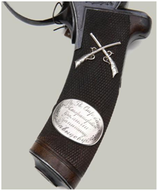 Ил. 2. Револьвер английский капсюльный сист. Р. Адамса середины 1850-х гг. ВИМАИВиВС. Инв. № 050/36. Накладка на рукояти с гравированной надписью