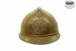 Шлем (каска) М1916 с фронтальный эмблемой из жести с двуглавым орлом.