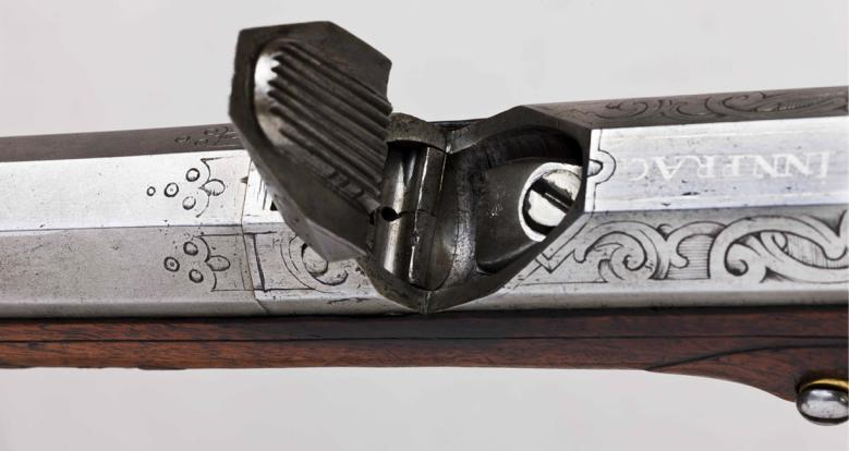 Ил. 6. Замок ружья, инв. № ГДМ-717-IX. Крышка с огнивом поднята, видна затравочная полка с отверстием и курок Ил. 6. Замок ружья, инв. № ГДМ-717-IX. Крышка с огнивом поднята, видна затравочная полка с отверстием и курок