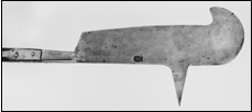 Рис. 7. Инв. № З.О.-4701. Ронкона (древко новое). Швейцария (?), конец XVI–XVII вв. Длина наконечника 40 см, длина с пожилинами 74 см. Сталь, дерево; ковка, резьба. На лезвии выбито клеймо в форме герба