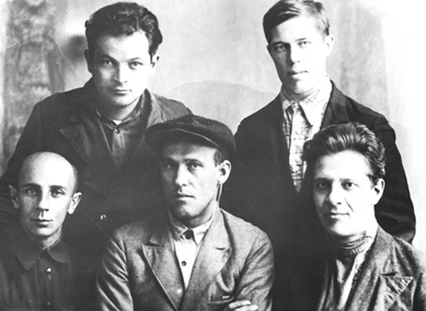 Ил. 3. Группа конструкторов Мотовилихинского завода. 1937 г Ил. 3. Группа конструкторов Мотовилихинского завода. 1937 г