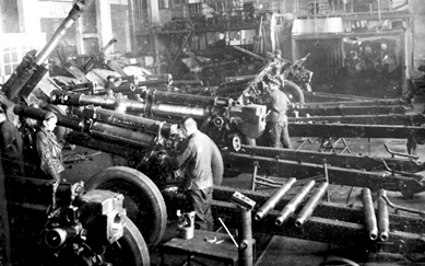 Ил. 4. Сборка гаубицы Д-1 в цехе завода № 9 Ил. 4. Сборка гаубицы Д-1 в цехе завода № 9