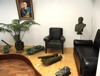 Ил. 6. Макеты орудия Д-80 в заводском музее Ил. 6. Макеты орудия Д-80 в заводском музее