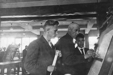 Ил. 7. Ф.Ф. Петров у кульмана Ил. 7. Ф.Ф. Петров у кульмана