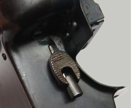 Ил. 12. Вид на головку засова поджимной пружины Ил. 12. Вид на головку засова поджимной пружины