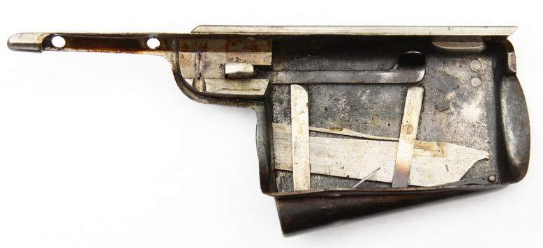 Ил. 5. Внутренний вид магазина емкостью четыре патрона; поджимная пружина в отключенном состоянии Ил. 5. Внутренний вид магазина емкостью четыре патрона; поджимная пружина в отключенном состоянии