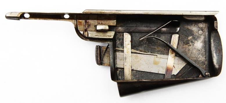 Ил. 6. Внутренний вид магазина емкостью четыре патрона; поджимная пружина включена Ил. 6. Внутренний вид магазина емкостью четыре патрона; поджимная пружина включена