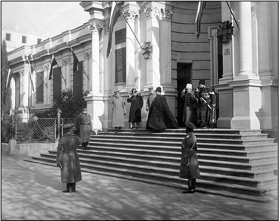Рис. 3. Император Николай II выходит из здания КВИМ. 28 ноября 1914 г. Фото К.М. Заниса 