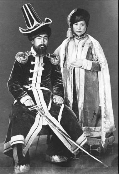 Рис. 3. Фотография знатного казаха с женой («киргизский хан с женой»), вторая половина XIX в. (архив РГО Р.112, оп. 1. № 974, Санкт-Петербург) 