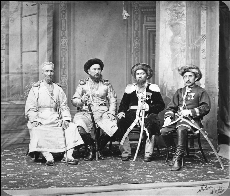 Рис. 6. Дунганин Машхун, таранча Бушри Джалиев, киргиз Манап Шабдан Джантаев, переводчик Абдул Басит Юсупов – представители Семиреченской области, прибывшие в Москву ко дню Священного Коронования их Императорских величеств в 1883 году (Собрание РГО, СПб) 