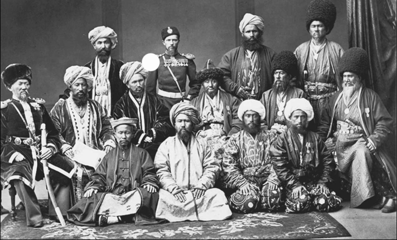 Рис. 7. Казахский сотник Султан Ахмет Кенисарин (первый слева) среди представителей Туркестанского края, прибывших в Москву ко дню Священного коронования их Императорских величеств в 1883 году (Собрание РГО, СПб) 