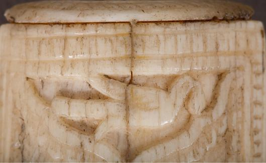 Ил. 9. Характерный признак рукоятей из трубчатой кости – мелкие «черточки» на месте проходивших кровеносных сосудов и нервов